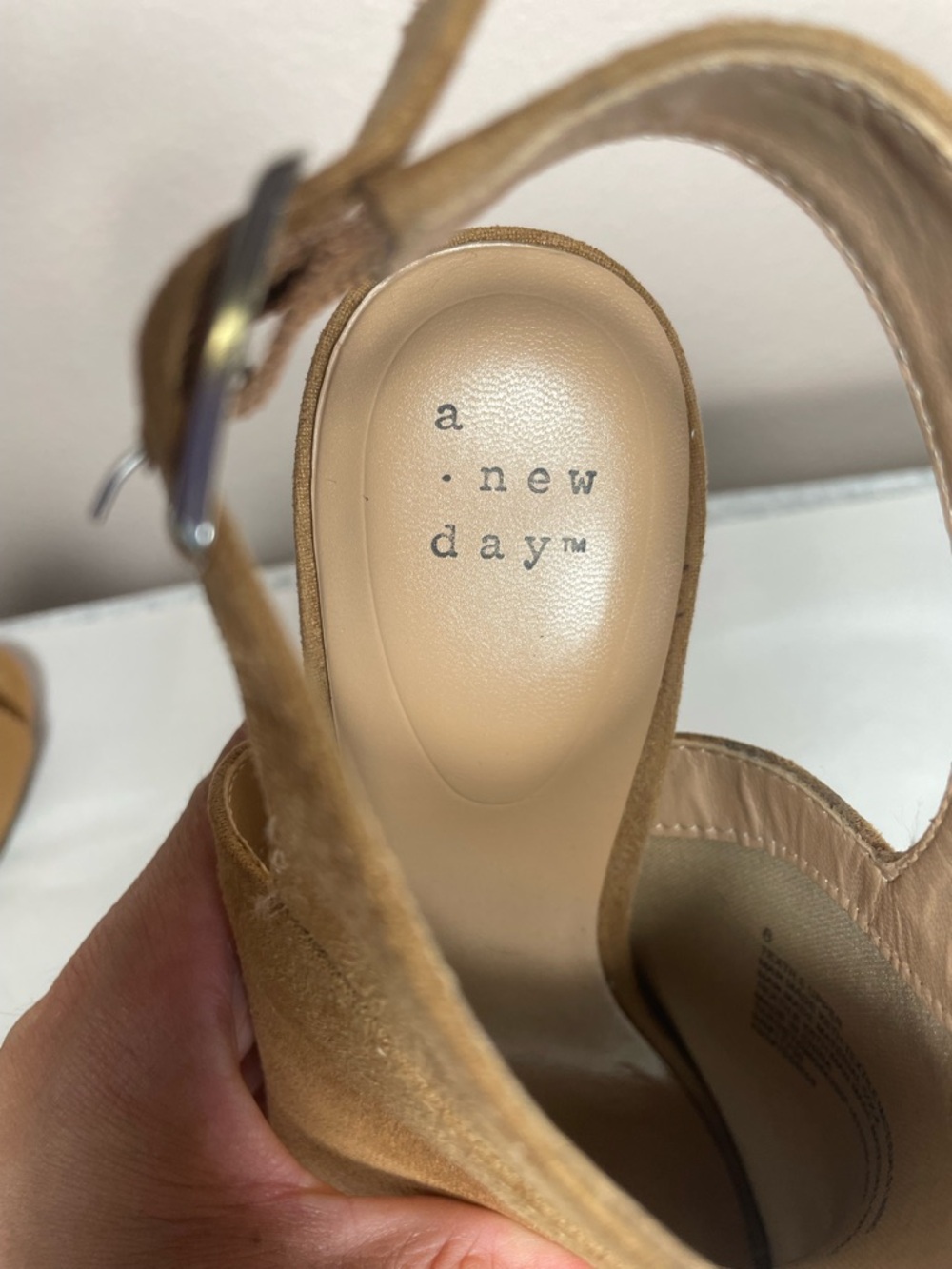 A New Day Tan Suede Block Heel Sandals‎ Open Toe Buckle Strap Size 6 - Picture 3 of 11